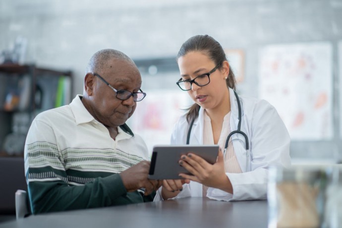 ey doctor showing patient digital tablet